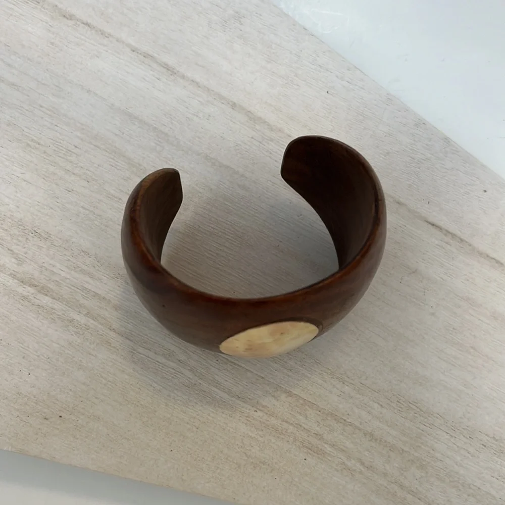 Large WOOD Cuff bracelet inset shell - Picture 3 of 11
